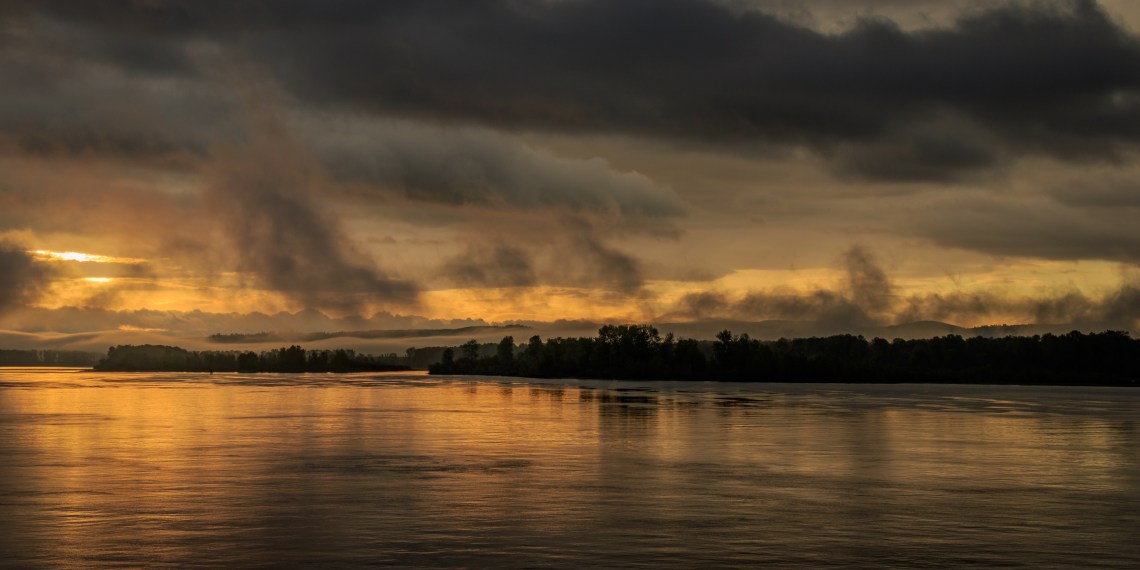 Cloudy, misty sunrise on the Columbia River
