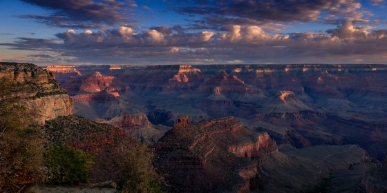 Sunrise just beginning to light up the canyon, Grand Canyon, AZ